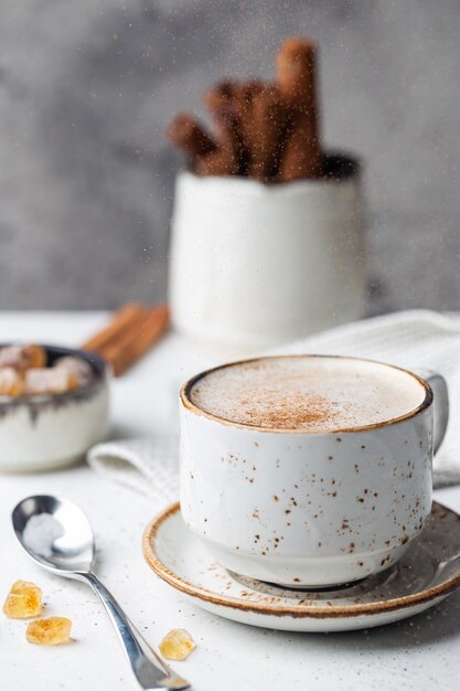 Taza de capuchino con canela