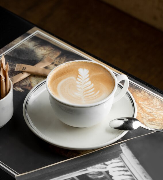 Taza de capuchino con rosetta latte art