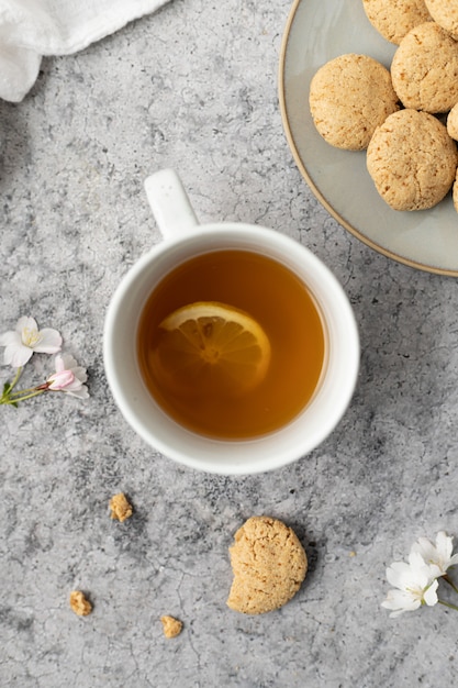 Taza de cerámica blanca con líquido amarillo dentro