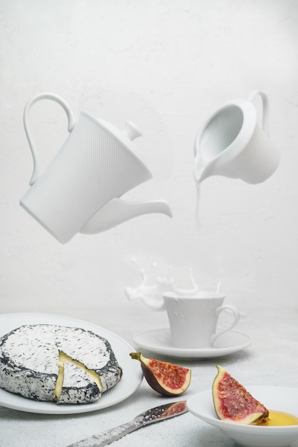 Foto gratuita taza de cerámica en plato de cerámica blanca con deliciosa comida