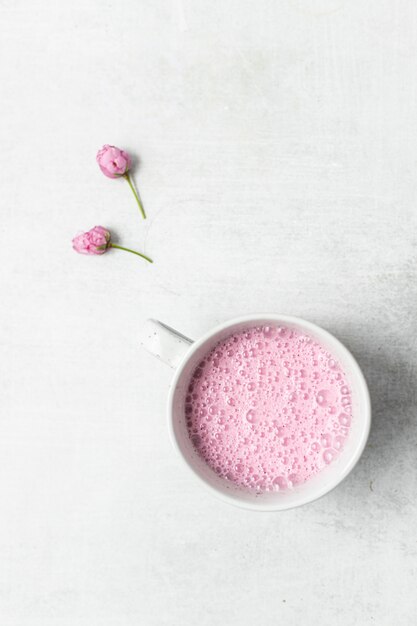 Taza de cerámica rosa y blanca con líquido rosa