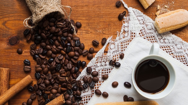 Taza cerca de los granos de café