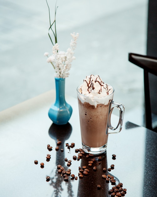 Foto gratuita taza de chocolate caliente con crema