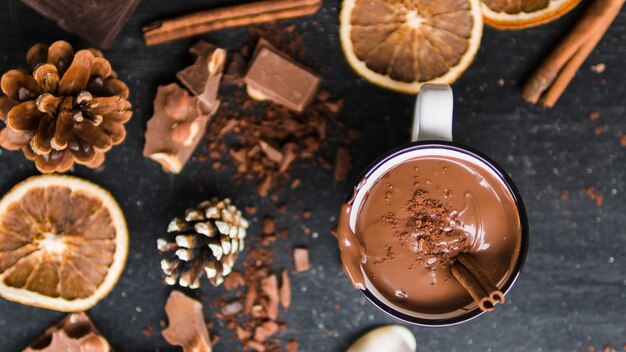 Taza de chocolate caliente con decoración de invierno.