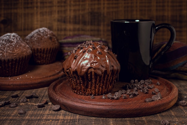 Foto gratuita taza de chocolate caliente y magdalenas dulces.