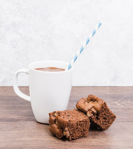 Taza de chocolate caliente vista frontal con pastel