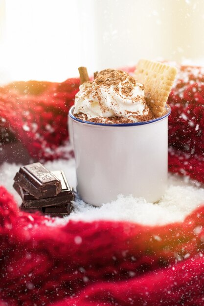 Taza de chocolate con nata por encima