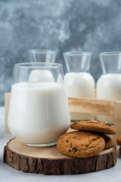 Una taza de cristal con galletas de chocolate en un escritorio de madera.