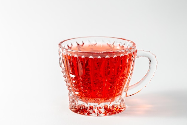 Foto gratuita taza de cristal con té sobre un fondo blanco aislado