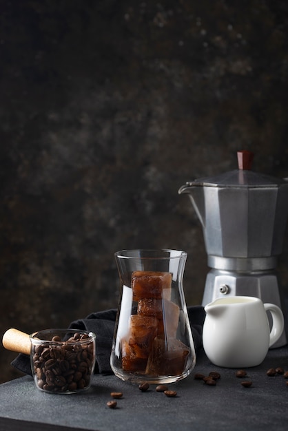 Taza con cubitos de hielo de café