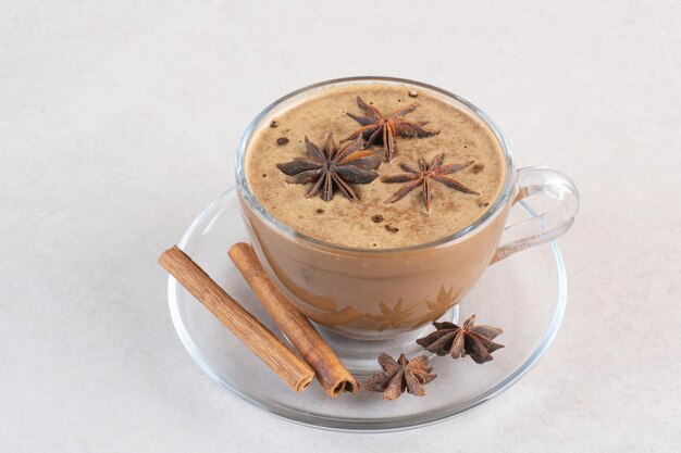 Una taza de delicioso aroma de café con canela en rama y anís estrellado. Foto de alta calidad