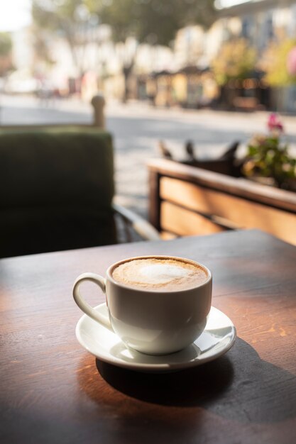 Taza con delicioso café en la mesa