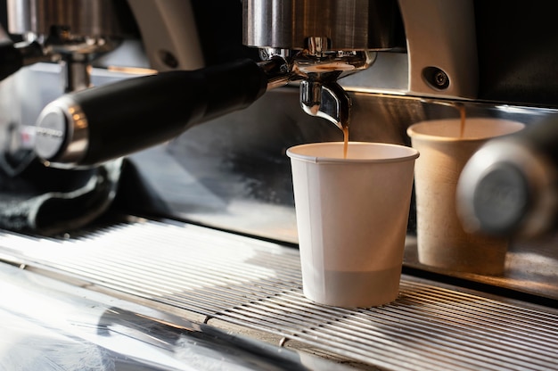 Taza desechable con delicioso café.