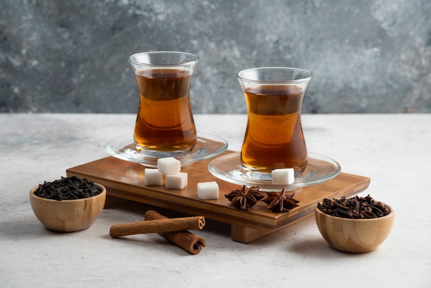 Taza de dos vasos de té con azúcar y anís estrellado.