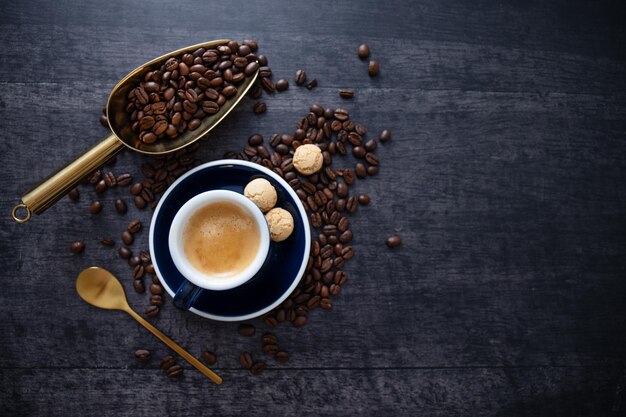 Taza de espresso sobre fondo oscuro