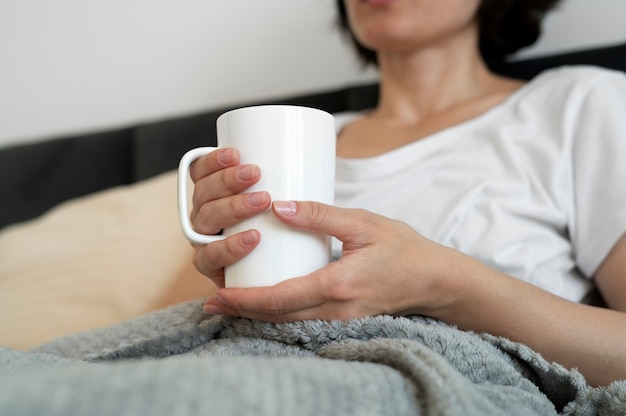 Taza de explotación de mujer de cerca