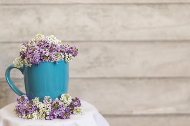 Taza floral con fondo borroso