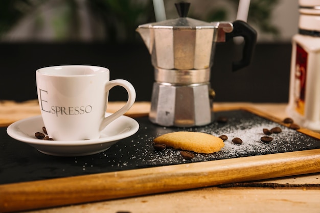 Foto gratuita taza y galleta en la pizarra