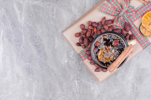 Una taza de glintwine con caderas, canela y naranjas.