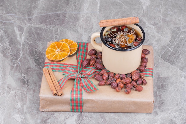 Una taza de glintwine con rodajas de canela y naranja