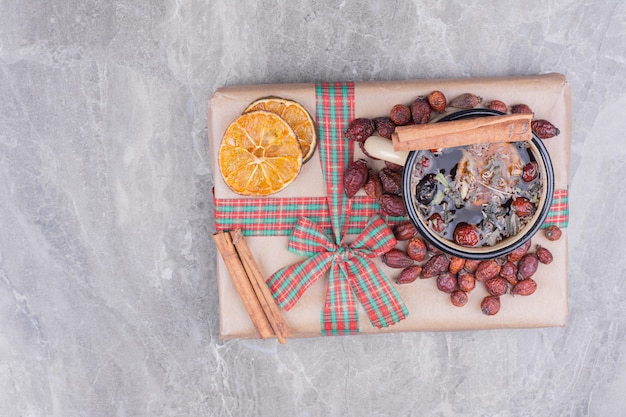 Una taza de glintwine con rodajas de canela y naranja