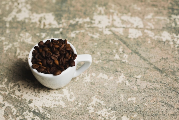 Foto gratuita taza con granos de café