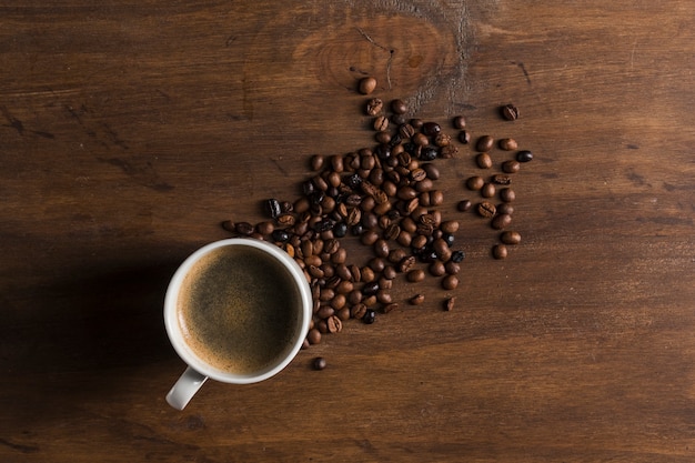 Taza y granos de café