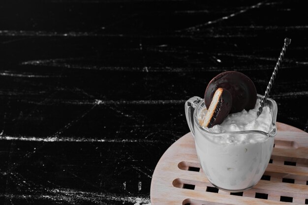 Una taza de helado con galletas de chocolate.