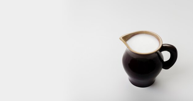 Taza de leche de alto ángulo con espacio de copia