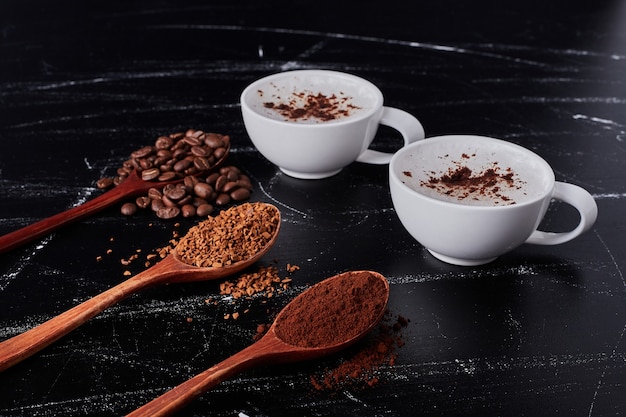 Foto gratuita taza de leche con cacao y café en polvo.