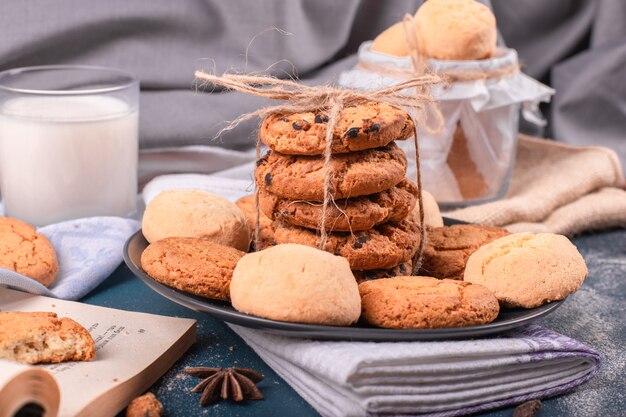 Taza de leche y dulces