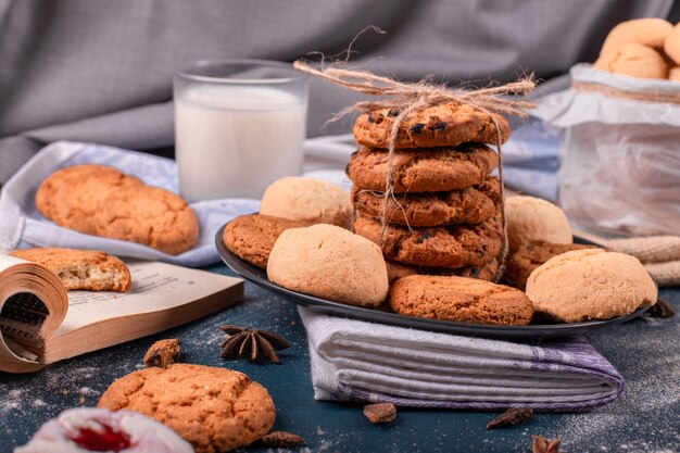 Taza de leche con dulces