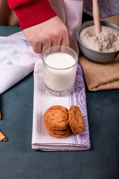 Taza de leche con galletas de canela y harina