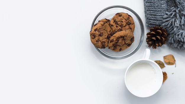 Foto gratuita taza de leche con galletas de chocolate.