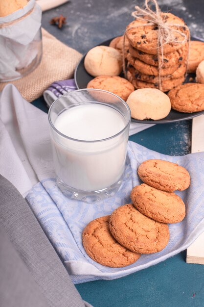 Taza de leche con galletas y dulces