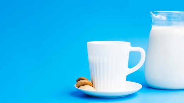 Taza de leche con galletas