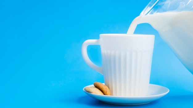 Taza de leche con galletas