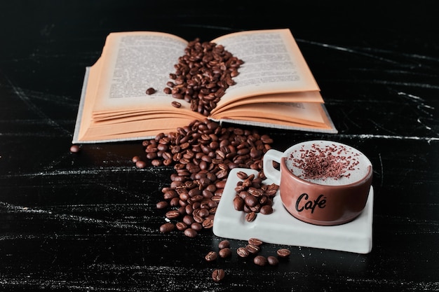 Taza de leche con granos de café y polvo