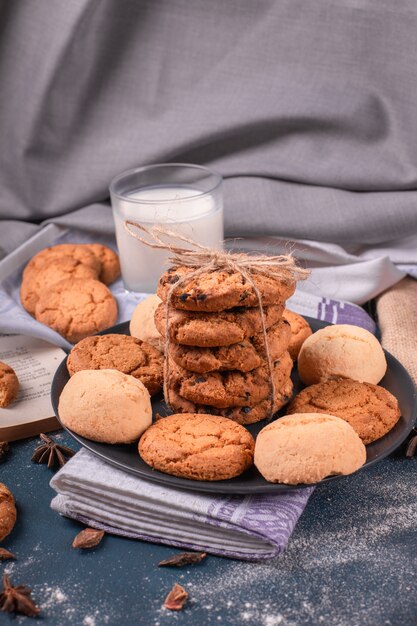 Taza de leche con plato de dulces