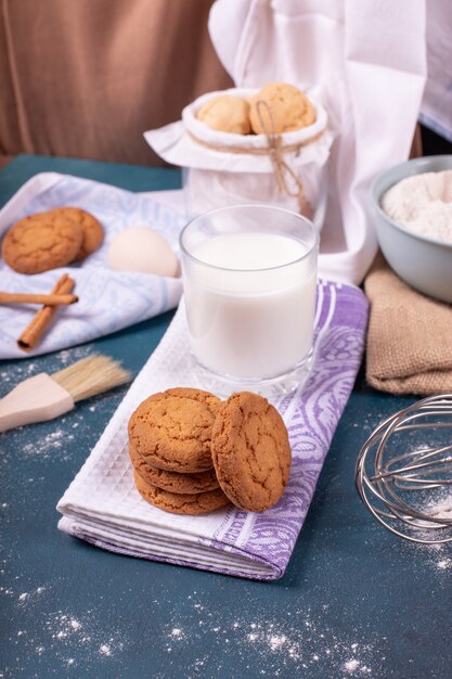 Taza de leche y tarro de galletas