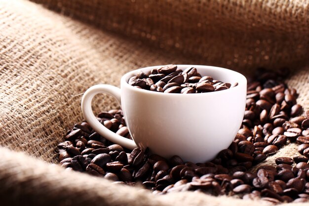 Taza llena de granos de café