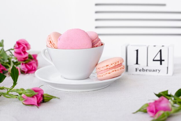 Taza de macarons con fecha de San Valentín