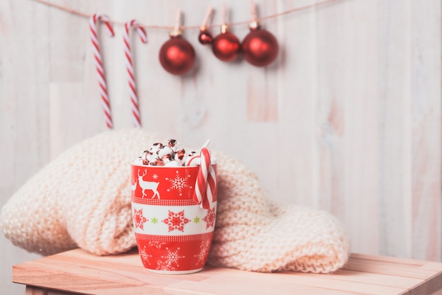 Taza con malvaviscos y bolas de navidad