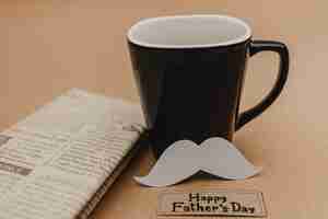 Foto gratuita taza negra y bigote para el día del padre