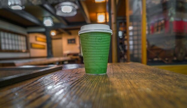 taza de papel de café en el fondo de madera