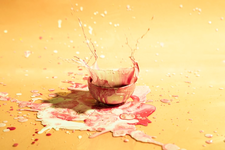Foto gratuito taza pequeña con fondo abstracto de pintura mixta
