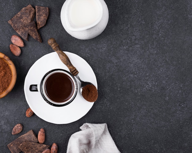 Taza plana con chocolate caliente en la mesa