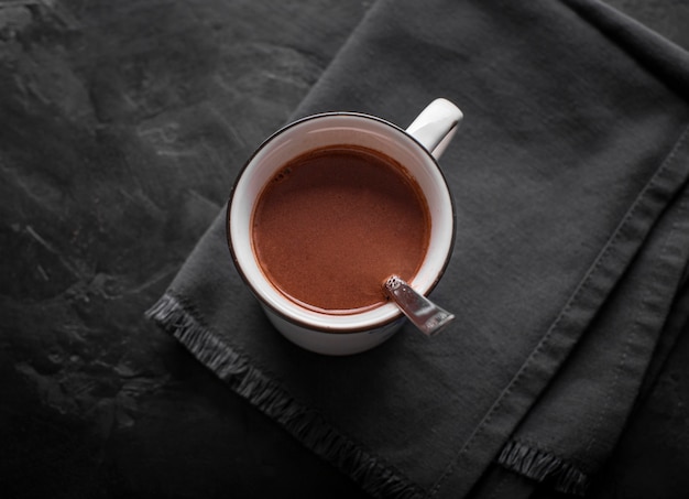 Foto gratuita taza plana de chocolate caliente