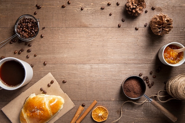 Taza plana de croissant de café e ingredientes con espacio de copia