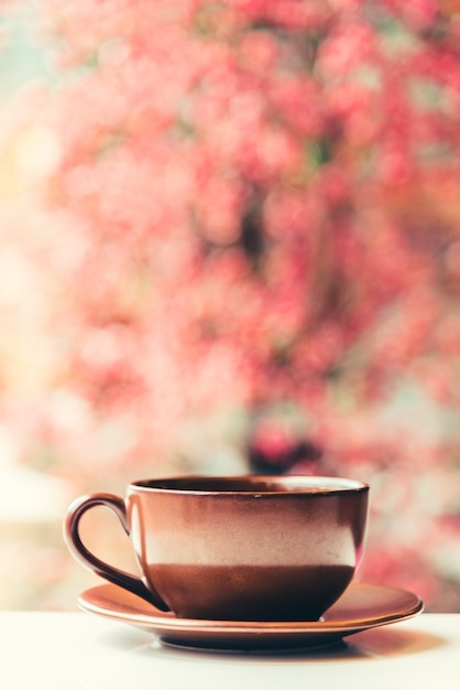 Taza y platillo con fondo borroso